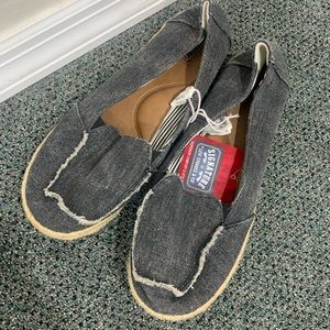 Levi’s size 9 slip on shoes